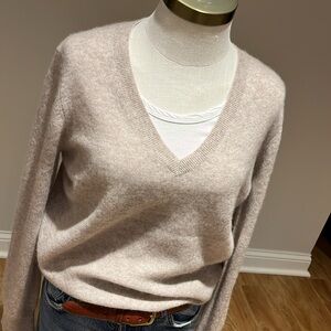 Like NEW! Nordstrom 100% cashmere beige heather vneck sweater size L